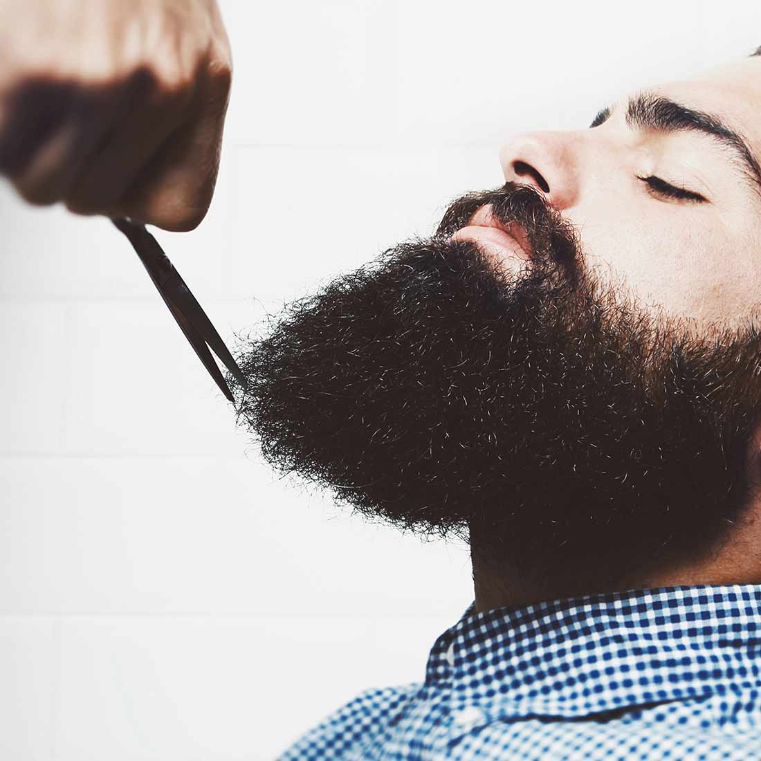 Красиво бороду в домашних условиях. Soqol ostrish. Стрижка бороды. Стрижка бороды и усов. Мужчина с бородой.
